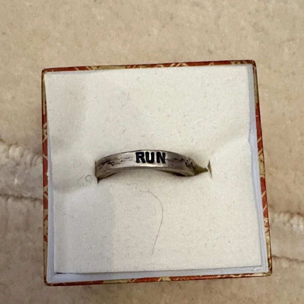 Silver 'RUN' Engraved Ring-size 4 - Picture 1 of 3